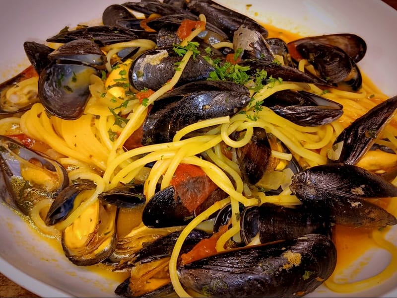 Spaghetti con cozze e salsa di pomodoro..................