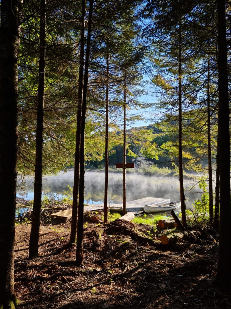 Sentier aux Portes de l'Enfer accessible par canot-kayak de la rive de la Rivière Cachée