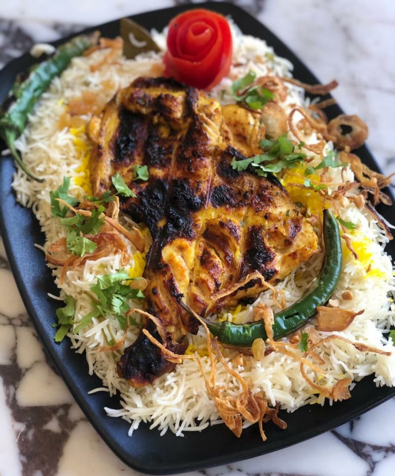 نصف حبة دجاج مشوي مع الأرز (محلي)