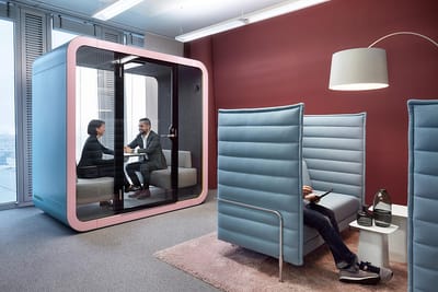 Sala de Reuniões e Áreas de Trabalho Móvel