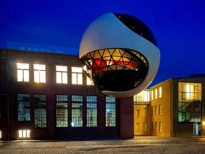 Esfera projetada por Oscar Niemeyer, gera extensão para fábrica na Alemanha