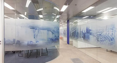 Transparência e fluidez visual integram espaços corporativos