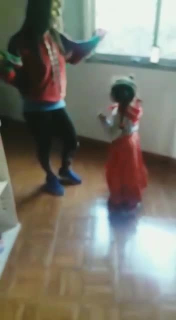 las familias bailan junto a las señoritas!!!
