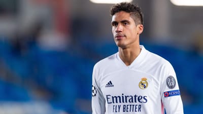Man Utd 'เตรียมการเสนอราคา 43 ล้านปอนด์สำหรับ Raphael Varane' และโอนข้อเสนอ 'ความสนใจของ Real Madrid'
