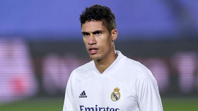Raphael Varane 'ได้ตกลงสัญญากับแมนเชสเตอร์ยูไนเต็ดจนถึงปี 2026' ... แต่ฝ่ายของ Ole Gunnar Solskjaer ยังไม่ได้บรรลุข้อตกลงกับเรอัลมาดริด ' โดยกองหลังชาวฝรั่งเศส 'มีความสุขที่จะเล่นเกมรอ'
