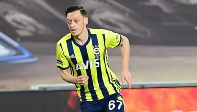 ในที่สุด Mesut Ozil ก็ทำประตูแรกของเขาใน 18 เดือนในขณะที่อดีตดารา Arsenal ที่มีการโต้เถียงทำลายเป็ดของเขาสำหรับ Fenerbahce ในที่สุดด้วยชัยชนะเหนือ Adana Demirspor