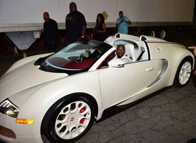 Floyd Mayweather ซื้อรถยนต์ใหม่ 7 คันในชุดสีขาว ได้แก่ Ferrari และ Lamborghini