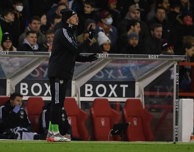 Aaron Ramsdale ตะโกนใส่ Bernd Leno ระหว่างที่ Arsenal แพ้ Nottingham Forest