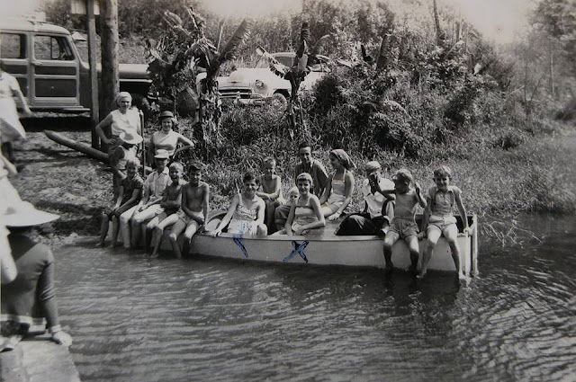 Amigos na lagoa do Weege. Década de 50.