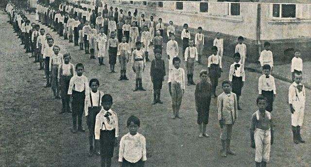 Grupo escolar " Conselheiro Mafra" na formatura no ano de 1914