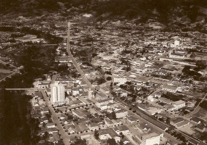 Jaraguá do Sul na década de 80, logo após a conclusão do Edifício Jaraguá, compartilhada por Loreno Hagedorn.