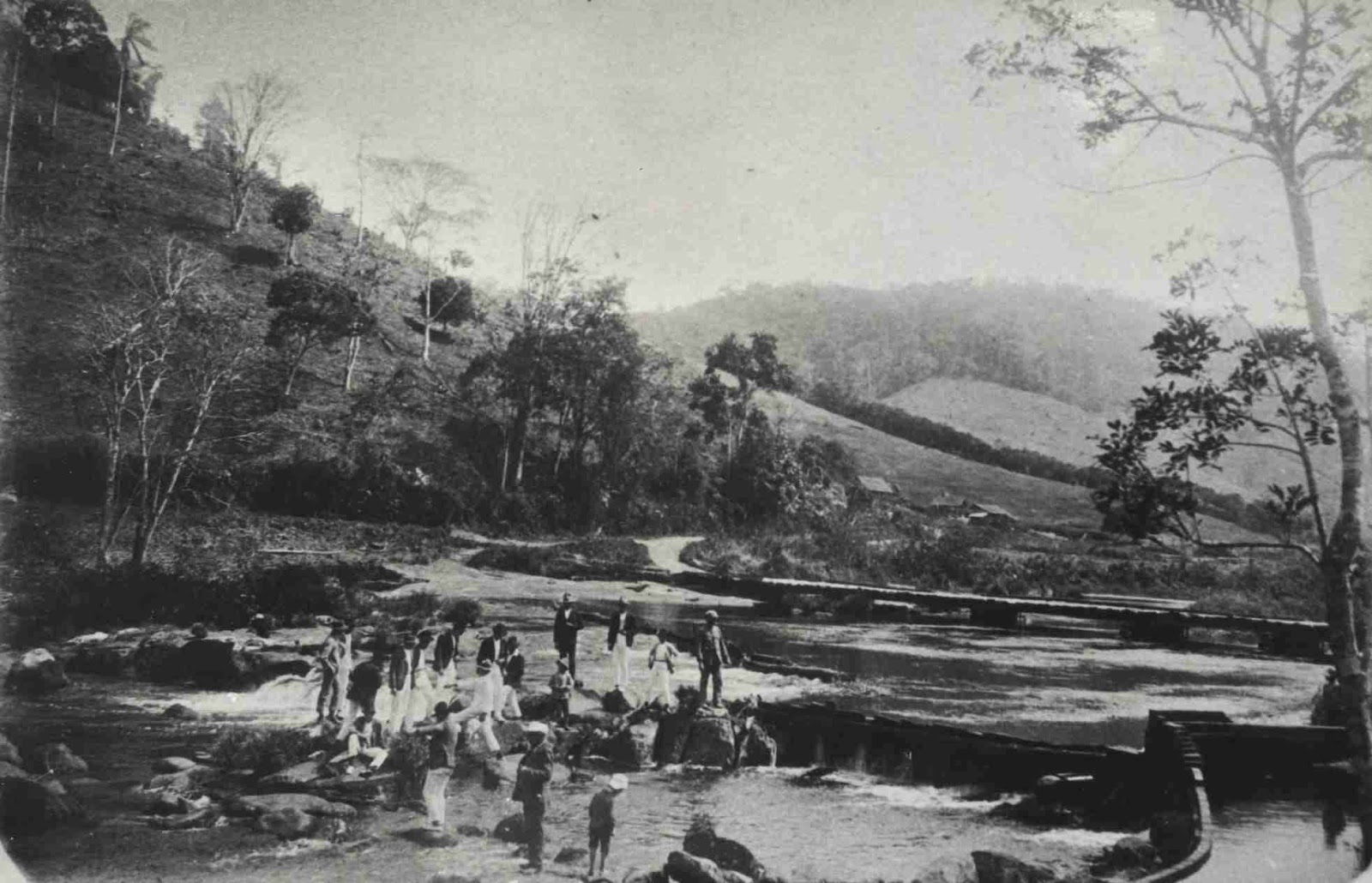 Atravessando o Rio do Testo, em 1888. Acervo Arquivo Histórico de Blumenau. Doador da imagem Alfred Wilhelm