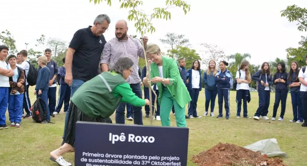 Oktoberfest Blumenau faz o primeiro plantio de árvore de projeto de sustentabilidade