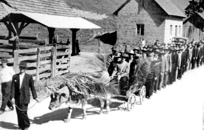 Marcha do Rei Hilbert Fischer na localidade de Pomerode Fundos onde ocorreu a história dos três Emil’s. Os cavaleiros foram Elmo Blaese e Lauro Günther. Provavelmente o primeiro Schützenfest do Clube de Caça e Tiro 2º de Maio, inaugurado em 1959. Foto: Dagmar Günther