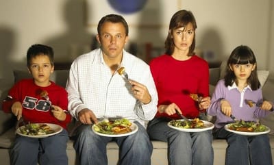 PORQUE NO DEBERÍAS COMER MIRANDO LA PANTALLA