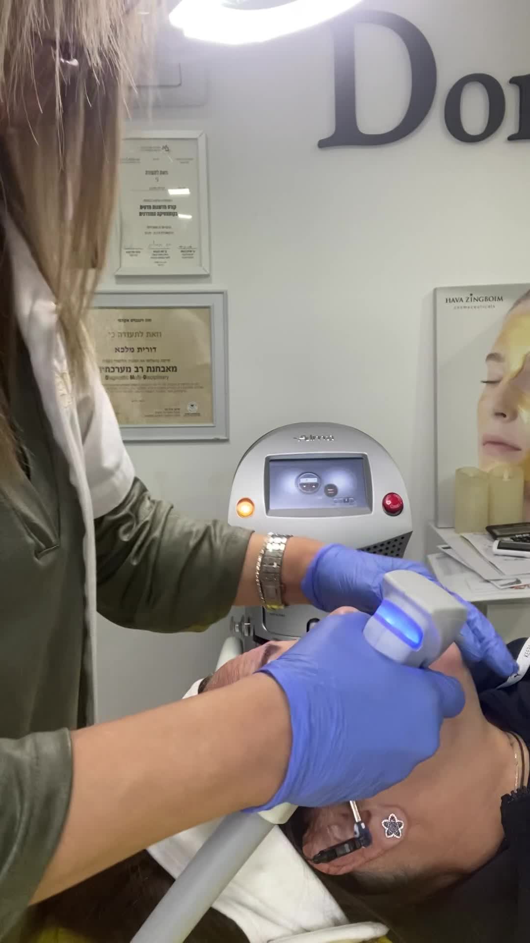 מכשיר האקסנט פרו טיפול בקמטים