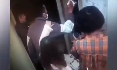 支那人の唾吐き男と女。エレベーターのボタンに唾掛ける。超汚い。