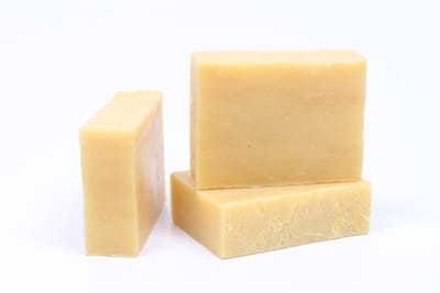 صابون حجرة بزيت اللوز الحلو والخروع وزيت الزيتون