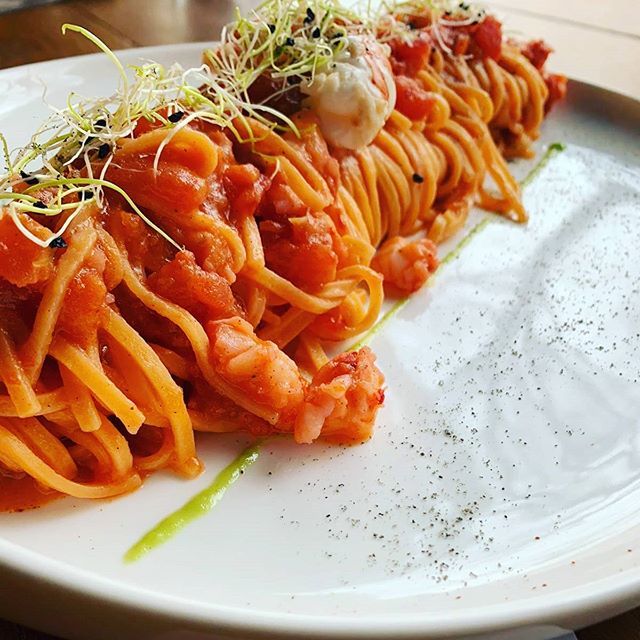 Tagliolino con gamberi rossi di Mazara , crema di zucchine al pepe ed erba medica