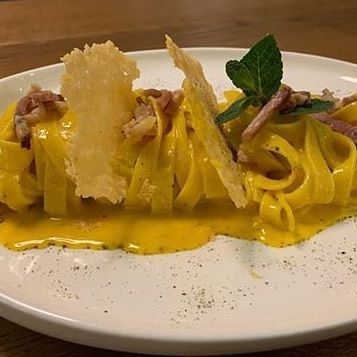 Carbonara di mare con tonno , spada , cialda di parmis e aroma di menta