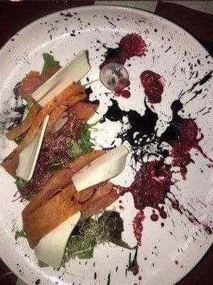 Sashimi di salmone su misticanza con crema di barbabietola acida e nero di seppia