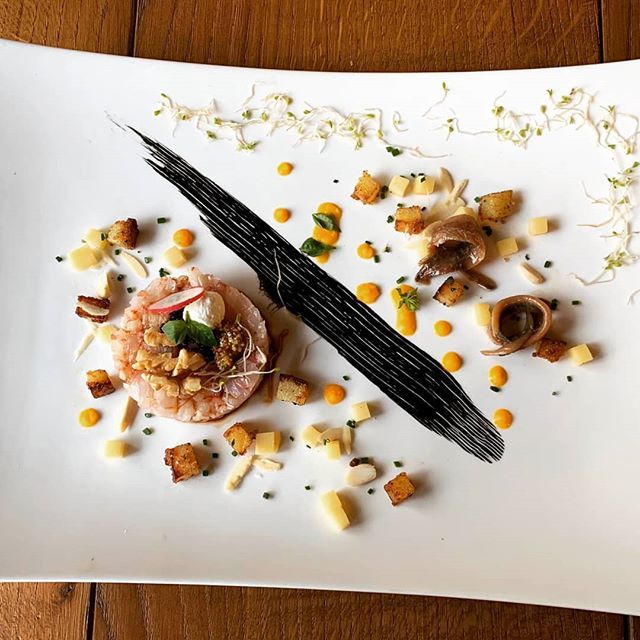 Tartare di mazzancolle tropicali con caprino , uova di lompo , vellutata di carota allo zenzero , mini crost e alici salate.
