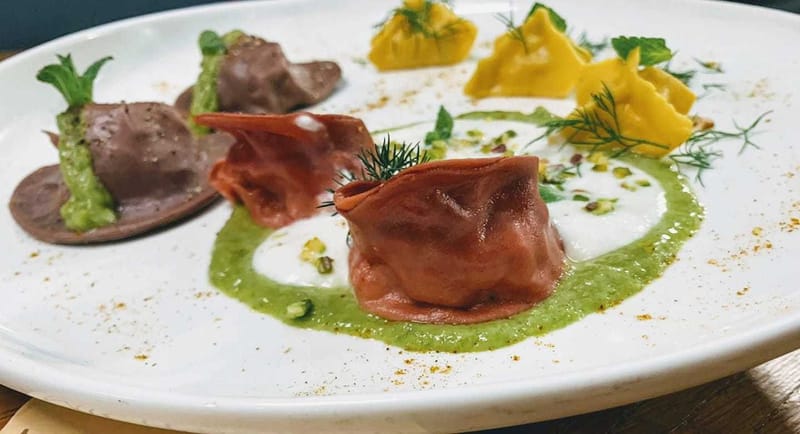 Ravioli di scampi 3color con crema di burrata e salsa al basilico