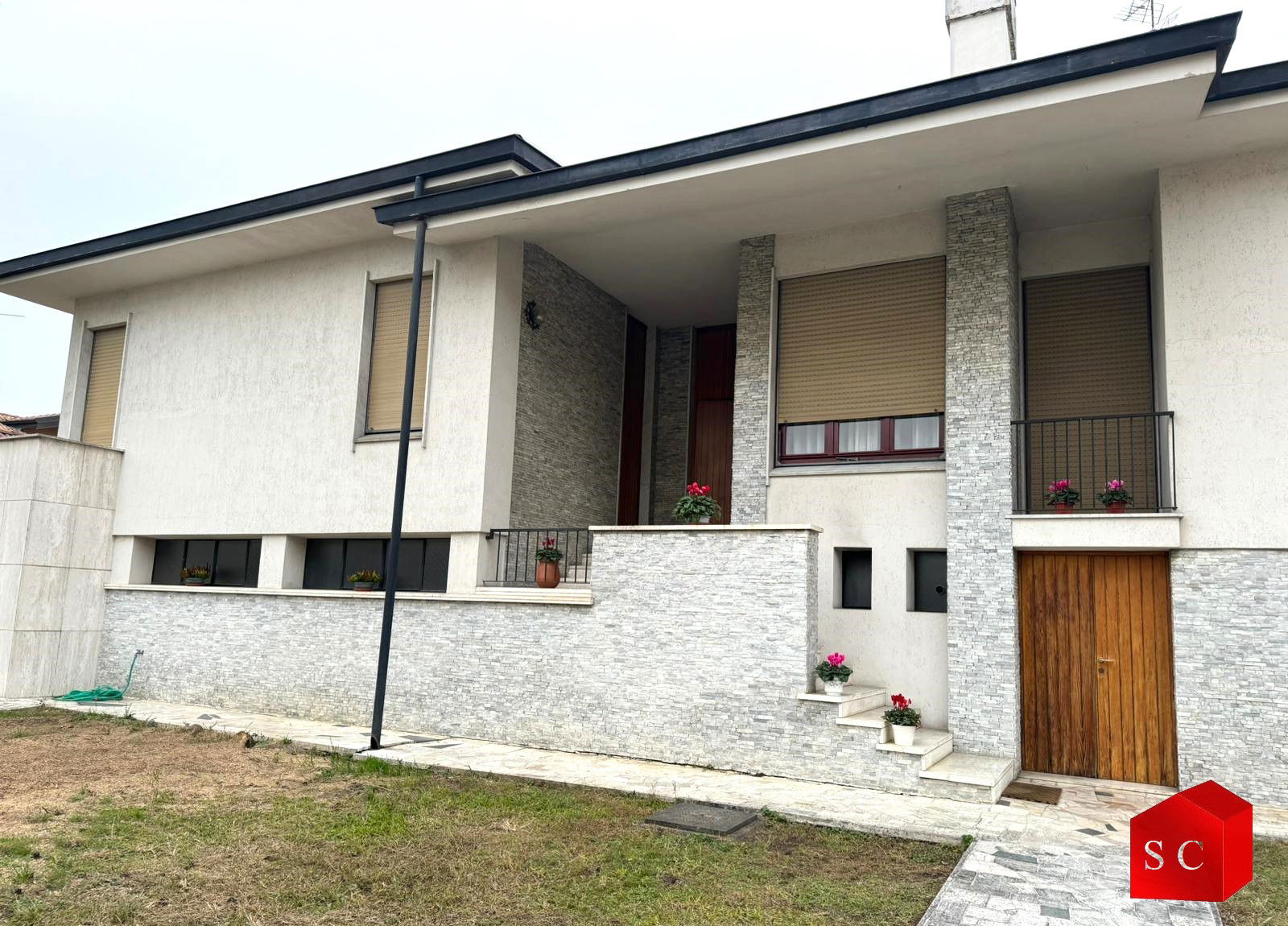 VILLA BIFAMILIARE SU UNICO PIANO € 260.000