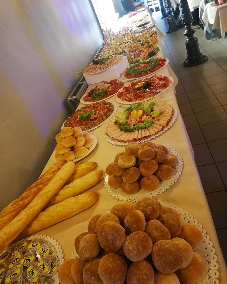 DRESSAGE UNE PARTIE DU BUFFET FROID