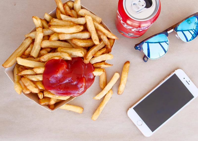 PORTION DE FRITES SAUCE KETCHUP