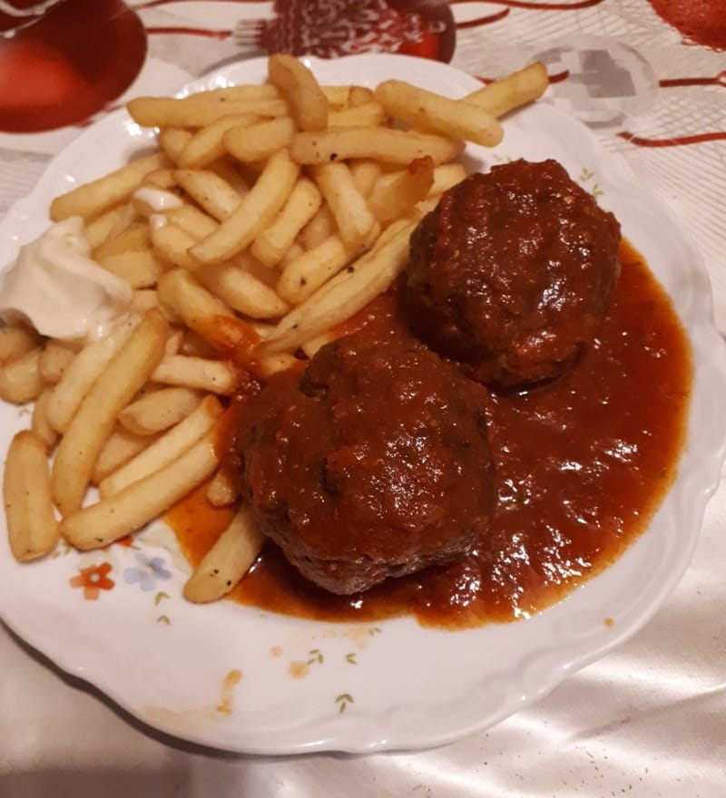 Boulettes sauce tomates avec frites