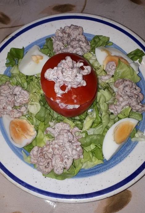 AVEC SALADE MAYONNAISE ET OEUFS CUITS DURS