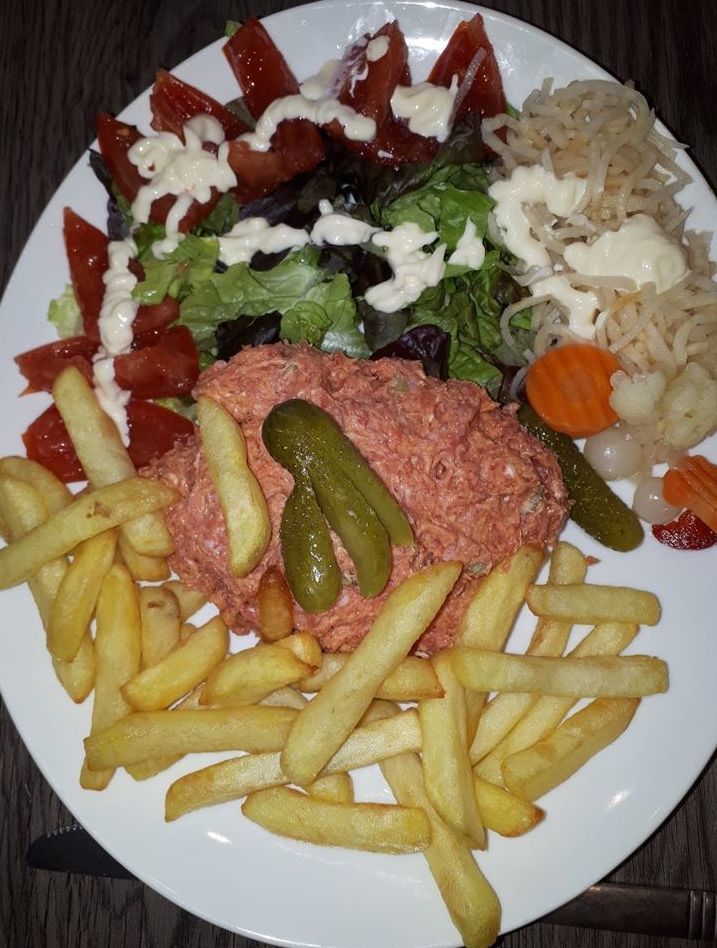 le filet américain frites et ses garnitures