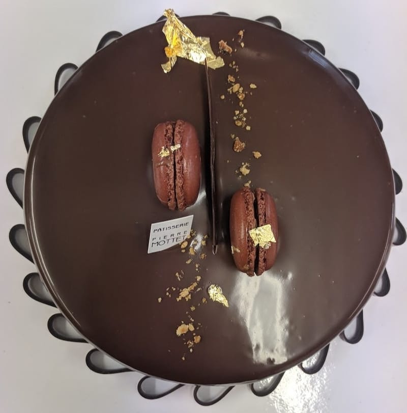 MARBRE AVEC MACARONS AU CHOCOLAT