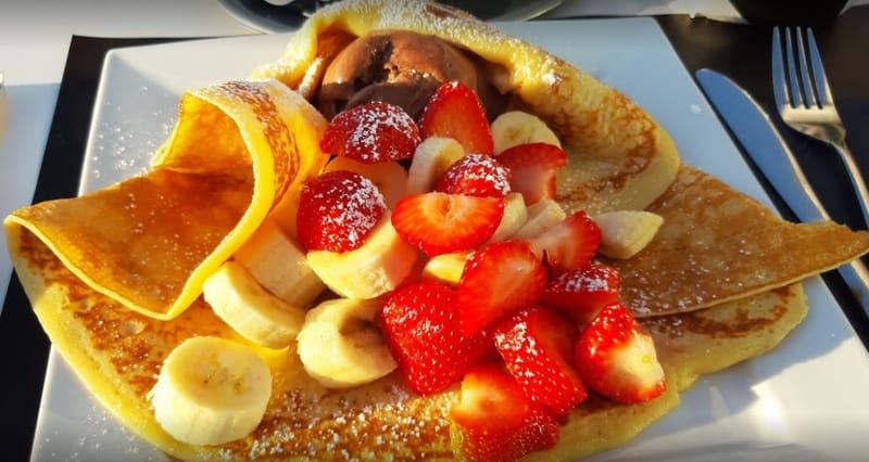 LA CREPE AUX FRAISES ET BANANES