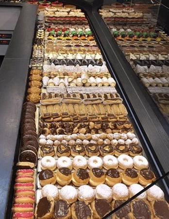 NOMBREUSES VARIETES DE PETITS GATEAUX