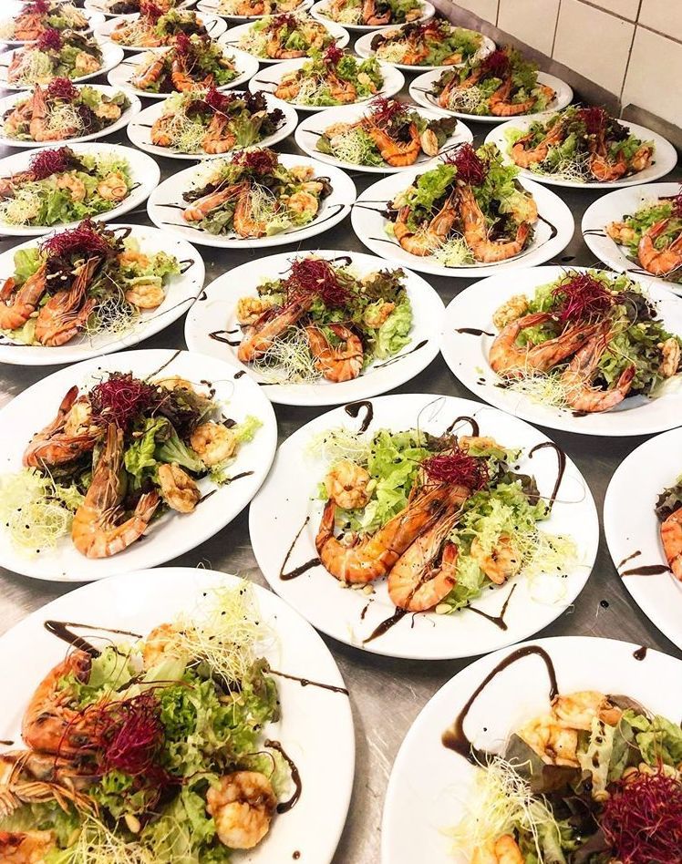 GAMBAS SUR LIT DE SALADE