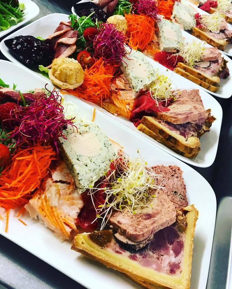 Plat de crudités avec du pâté et terrine