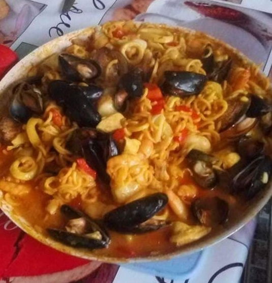 SERVIR AVEC 1 BON VIN ROUGE OU ROSE