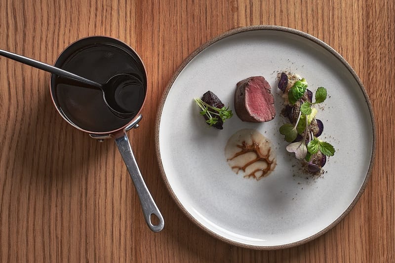 Chasse : Filet de chevreuil, anguille, choux de Bruxelles, compotée de baies rouges