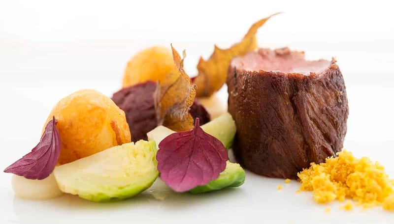 Recette du Chef : Chevreuil poire williams au vinaigre épicé, poireau caramélisé, châtaigne.