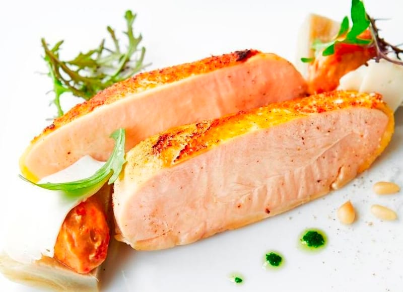 Filets de volaille rôtis, caviar d’aubergine aux poivrons confits .