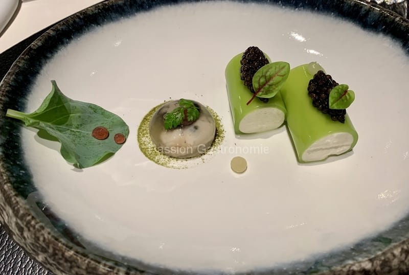 L’huître de Bretagne perlée, pomme, concombre, citron, caviar, thé matcha