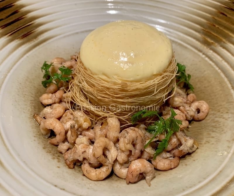 Oeuf O Zen, crevettes grises décortiquées main par nos soins, tombée d’épinards, mousseline