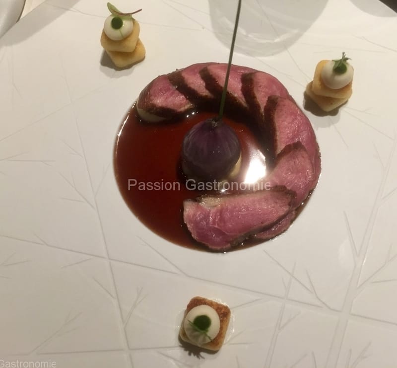 Suprême de canette de Challans laqué aux épices, polenta, oignon rouge farcis des cuisses confites, réglisse