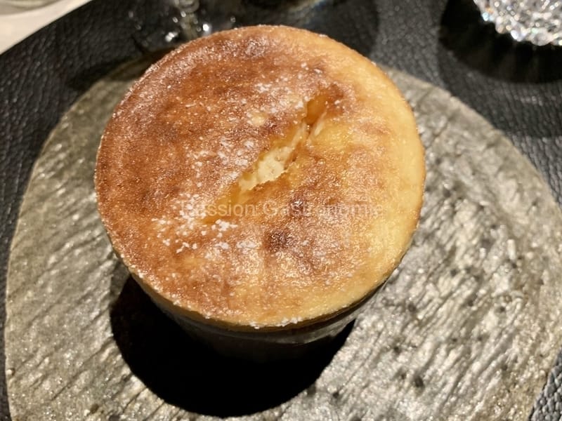 Soufflé au grand Marnier, crème glacée à la fève de Tonka