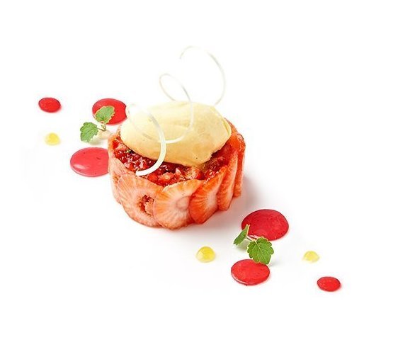 Tartare de fraises à l'eau de Villée, sorbet ananas - Lionel Rigolet