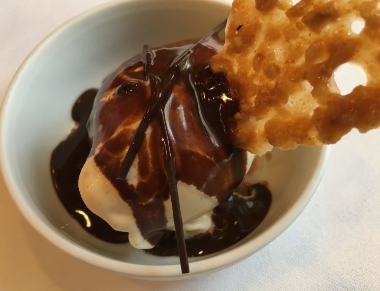 Glace vanille, chocolat chaud, craquant noisettes