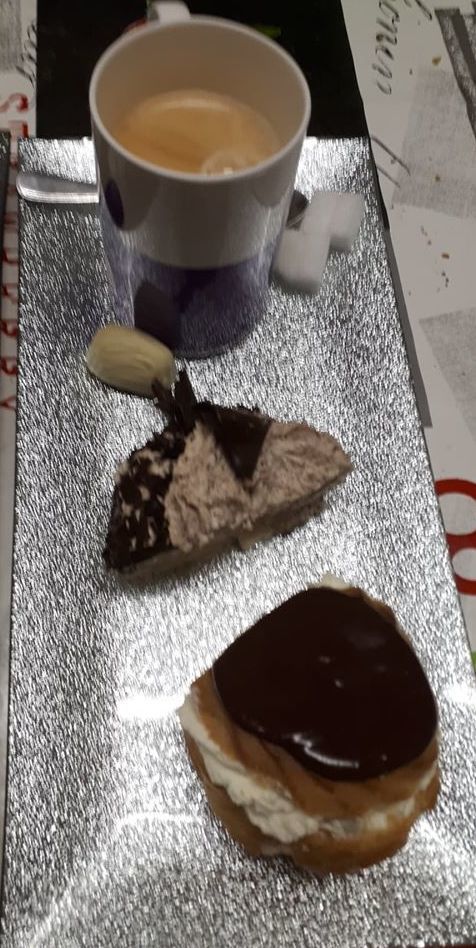 avec son petit café