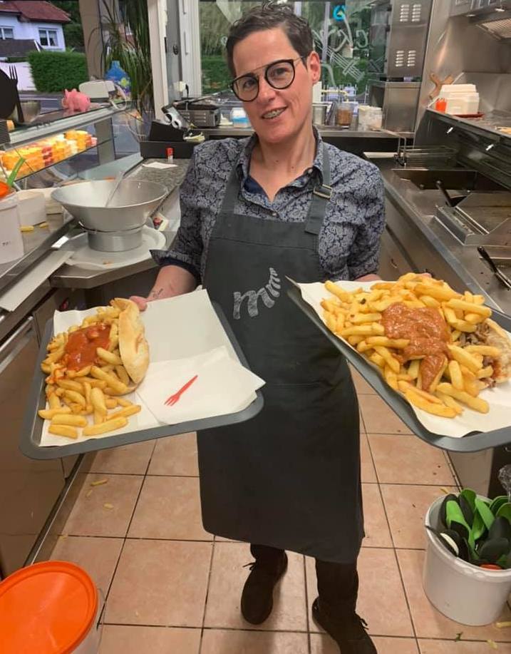 La patronne en service avec le sourire